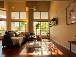 Living area - Urban Loft Perch • City Views • Free Parking (Vancouver)