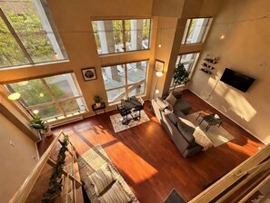 Living area - Urban Loft Perch • City Views • Free Parking (Vancouver)