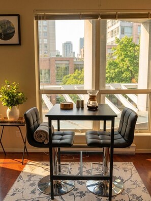 Dining - Urban Loft Perch • City Views • Free Parking (Vancouver)