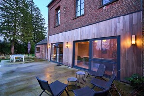 Outdoor dining - La Cure de Rièzes, Chimay, newly renovated cottage for 12 with sauna (Chimay)