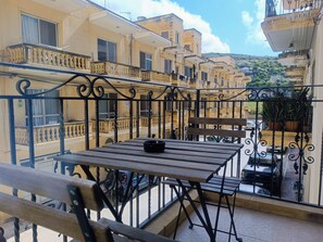 Outdoor dining - Boscolo Homes Xlendi - Stylish Apartment near the crystalline Mediterranean Sea (Il-Munxar)