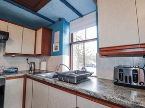 Cookware/dishes/utensils - Islay Cottage (Kingussie)