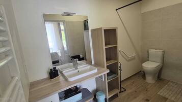 Dusche, Haartrockner, Handtücher, Seife