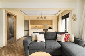 Living area - Oak tree: Modern two Bedroom apartment (Thessaloniki)