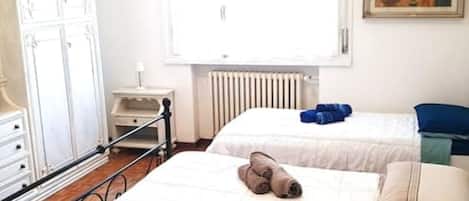 2 bedrooms, iron/ironing board, WiFi, bed sheets