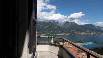 Villa (4 Bedrooms) | Balcony