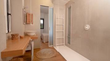 Villa (4 Bedrooms) | Bathroom | Shower, towels, toilet paper