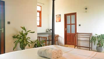 Phòng đôi Deluxe, 1 giường cỡ king, máy điều hòa, quang cảnh vườn