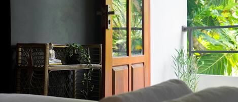 Chambre Deluxe double, 1 trĂšs grand lit, climatisation, vue sur le jardin