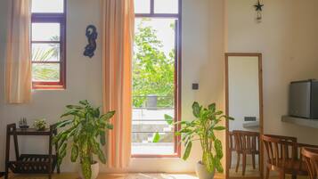 Phòng đôi Deluxe, 1 giường cỡ king, máy điều hòa, quang cảnh vườn | Nội thất