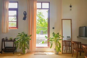 Deluxe tweepersoonskamer, 1 kingsize bed, airconditioning, uitzicht op tuin | Interieur