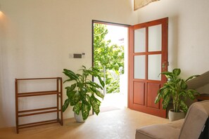 Habitación doble Deluxe, 1 cama King size, aire acondicionado, vista al jardín | Interior