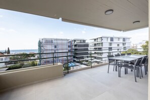 Outdoor dining - Riviera Pearl Voula Luxury Retreat (Voula)