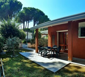 Outdoor dining - Comfortable villa with garden (Bibione Pineda)