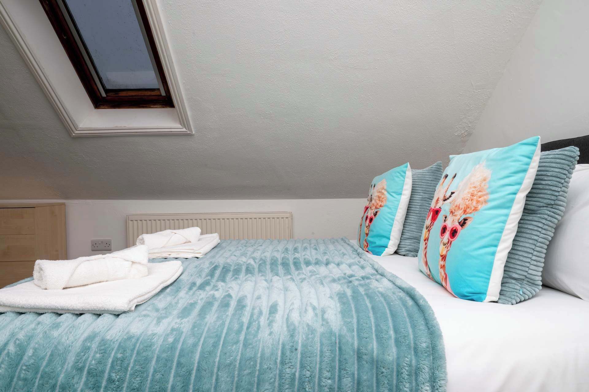 4 bedrooms, internet, bed sheets