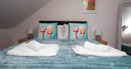 New Modern Boutique 4BDR Home in Central Brighton