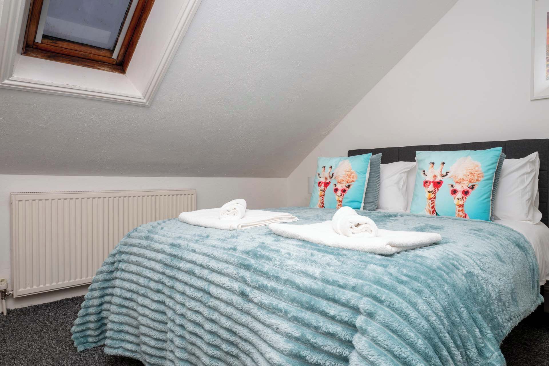 4 bedrooms, internet, bed sheets