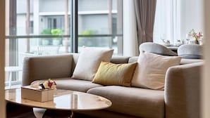 Una sala de estar moderna con un sofá, una mesa de centro y vistas al exterior.