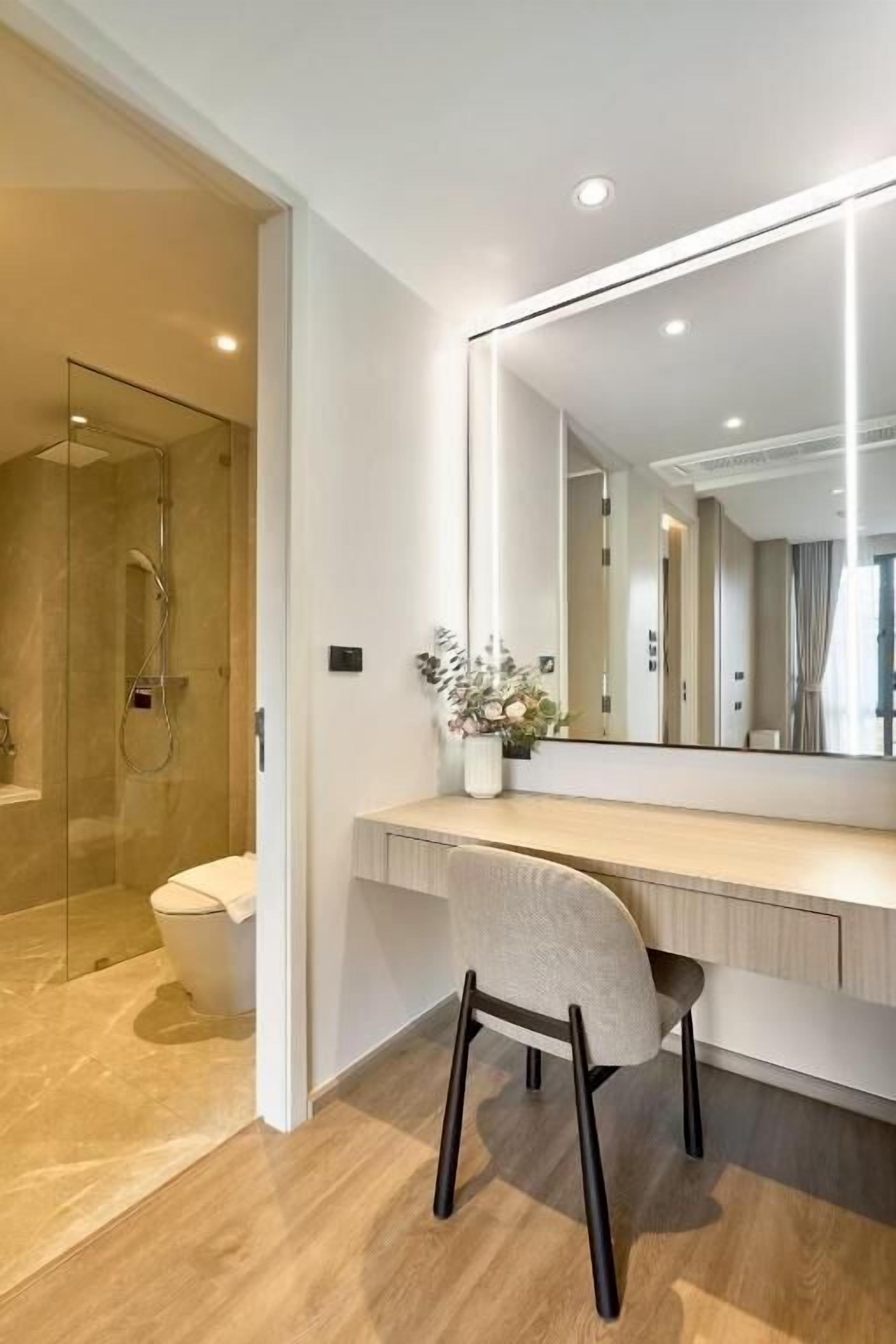 Combined shower/bathtub, hair dryer, towels, soap