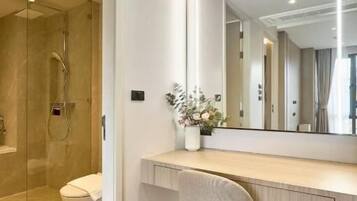 Combined shower/bathtub, hair dryer, towels, soap