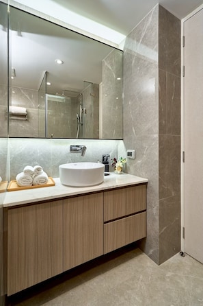 Chambre triple Deluxe | Salle de bain | Ensemble baignoire-douche, séchoir à cheveux, serviettes fournies, savon