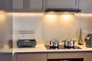 Chambre double | Cuisine privée | Réfrigérateur, four à micro-ondes, un four, surface de cuisson