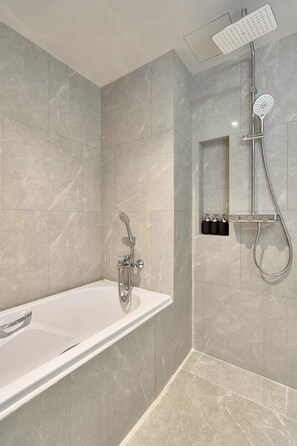 Chambre Standard double | Salle de bain | Ensemble baignoire-douche, séchoir à cheveux, serviettes fournies, savon