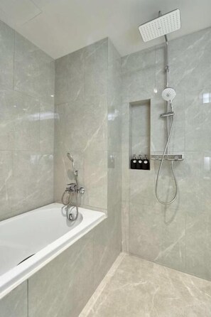 Chambre double | Salle de bain | Ensemble baignoire-douche, séchoir à cheveux, serviettes fournies, savon