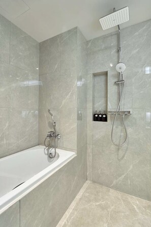 Chambre double | Salle de bain | Ensemble baignoire-douche, séchoir à cheveux, serviettes fournies, savon
