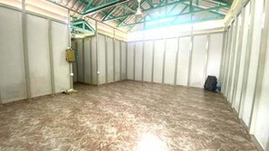 A room with a high ceiling, metal beams, and a patterned floor. - Collection O Langkawi Near Pantai Cenang Formerly Tokman Inn (Langkawi)