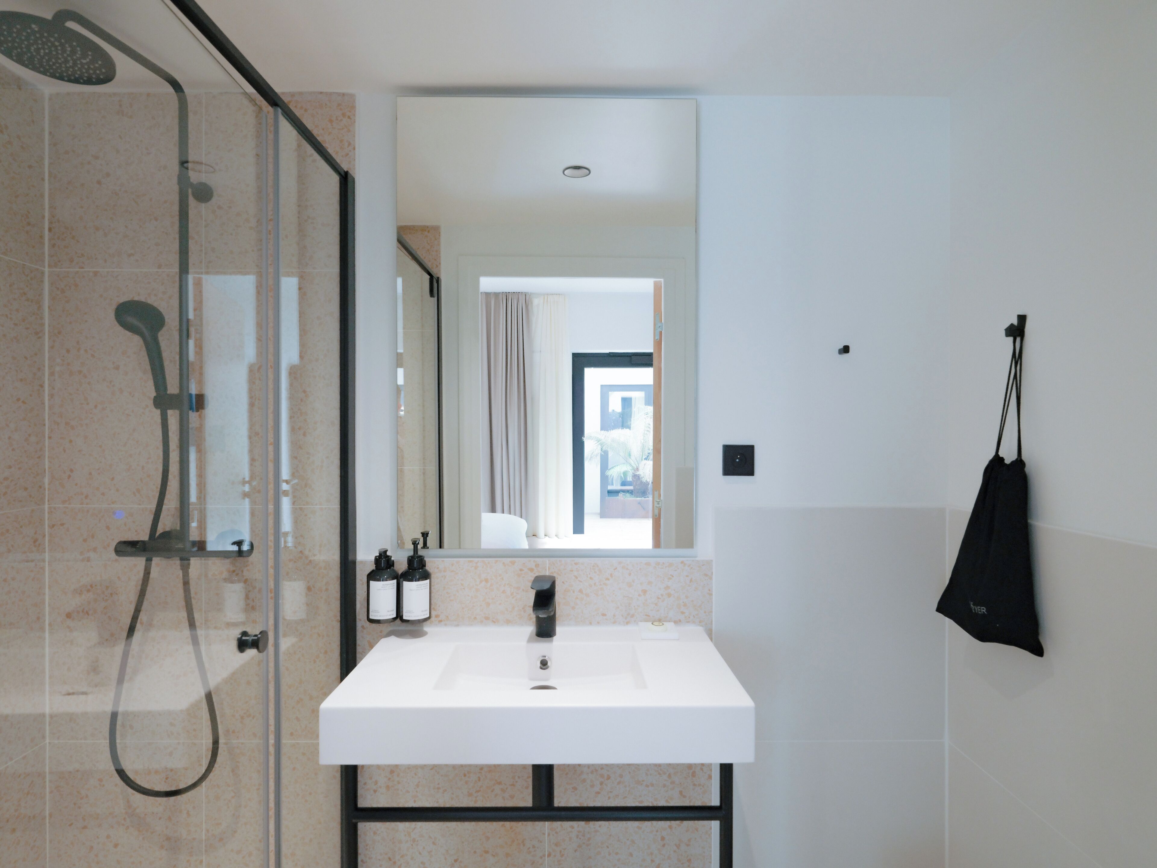 Single Room | Bathroom | Shower, free toiletries, hair dryer, towels