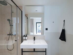 Chambre Simple | Salle de bain | Douche, articles de toilette gratuits, sèche-cheveux