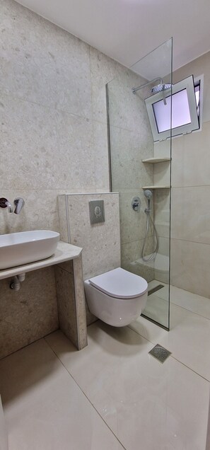 Monolocale Classic, vista piscina | Bagno | Asciugacapelli, asciugamani, carta igienica