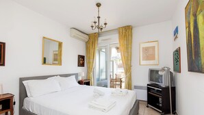 Ein Hotelzimmer mit Bett, Fernseher, Schreibtisch und Stuhl.