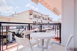 Outdoor dining - Harmony Apartment 3 by RentalsPro - Hanioti (Chaniotis)