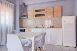 Fridge, oven, coffee/tea maker, toaster - Harmony Apartment 4 by RentalsPro - Hanioti (Chaniotis)
