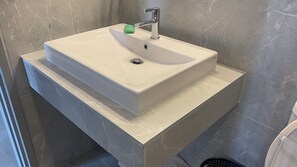 Toalhas de banho, sabonete, papel higiênico 