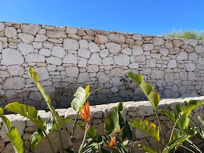 A stone wall with a clear blue sky in the background. - Villa Akwaba magnificent country house (Essaouira)