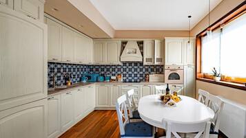 Villa, Balcony, City View | Private kitchen