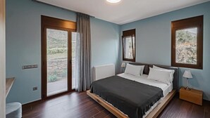 Una camera da letto con un letto, una finestra, una porta e una luce a soffitto.