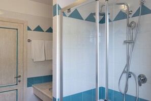 Douche, sèche-cheveux, serviettes fournies