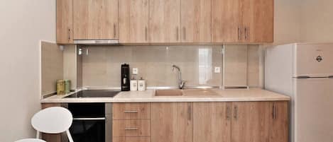 Fridge, oven, coffee/tea maker, cookware/dishes/utensils