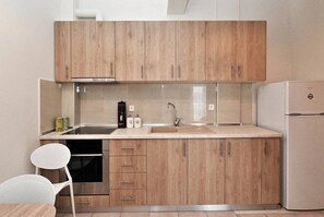 Refrigerador, horno, cafetera y tetera y utensilios de cocina 