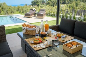 Outdoor dining - Topaz Suite with Private Pool (Pefkochori)