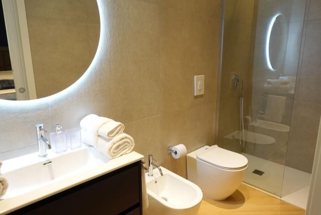 Bruser, hårtørrer, bidet, håndklæder