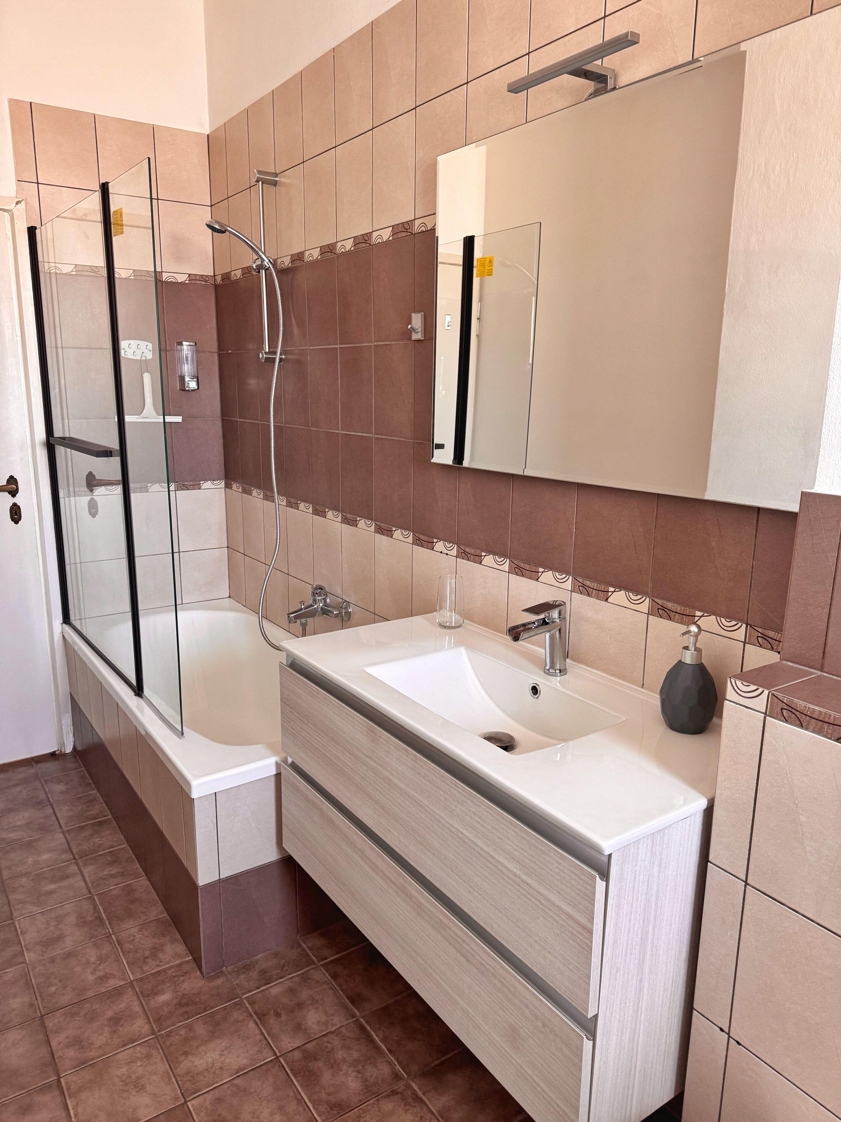 Asciugacapelli, bidet, asciugamani, sapone