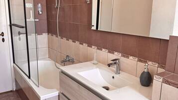 Asciugacapelli, bidet, asciugamani, sapone