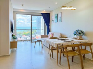 Apartamento estándar, 3 habitaciones, balcón, vistas al mar | Zona de estar