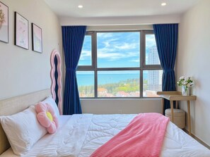 Standaard appartement, 3 slaapkamers, balkon, uitzicht op zee | Een bureau, gratis wifi