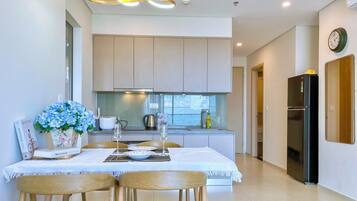 Standard Apartment, 3 Bedrooms, Balcony, Ocean View | Dining